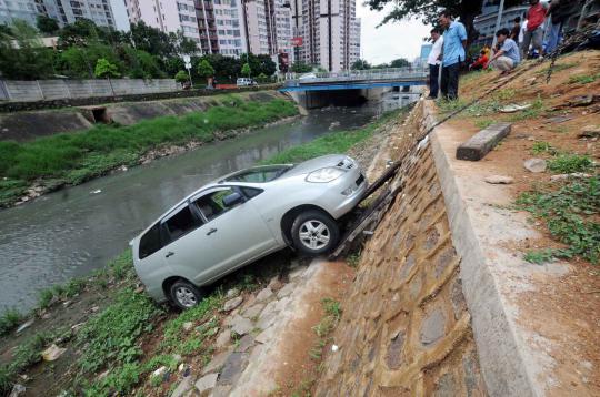 Ceroboh mengemudi, Kijang Innova terperosok ke kali