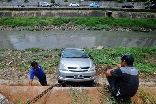 Ceroboh mengemudi, Kijang Innova terperosok ke kali