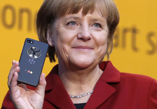 Kanselir Jerman Merkel dengan ponsel Blackberry Z10