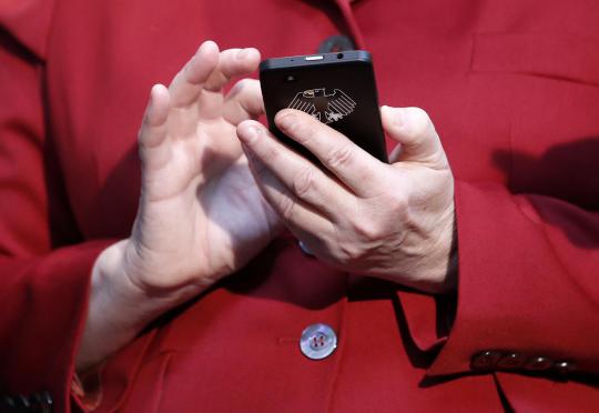 Kanselir Jerman Merkel dengan ponsel Blackberry Z10