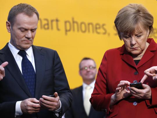 Kanselir Jerman Merkel dengan ponsel Blackberry Z10