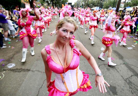 Tim tari Pussyfooters tampil dengan busana pink nan seksi 