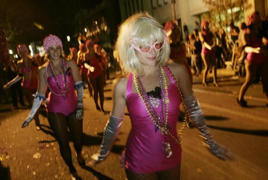 Tim tari Pussyfooters tampil dengan busana pink nan seksi 