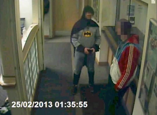 'Batman' bekuk penjahat dan membawanya ke kantor polisi