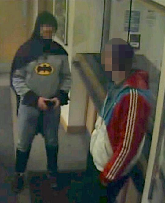 'Batman' bekuk penjahat dan membawanya ke kantor polisi