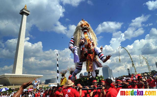 Foto Jelang Hari Nyepi Parade Ogoh Mewarnai Monas Merdeka Sebuah