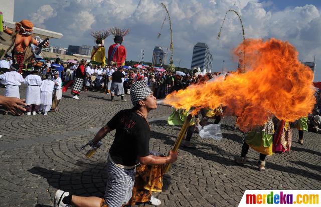 Foto Jelang Hari Nyepi Parade Ogoh Mewarnai Monas Merdeka Peserta