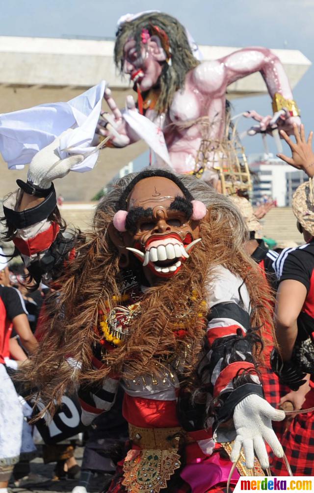 Foto Jelang Hari Nyepi Parade Ogoh Mewarnai Monas Merdeka Aksi