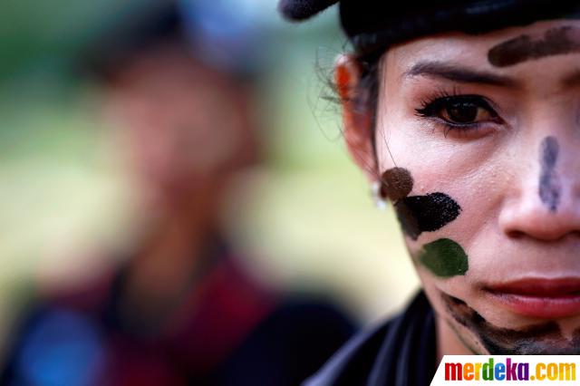 Foto : Aksi militer cantik penjaga keamanan Thailand 