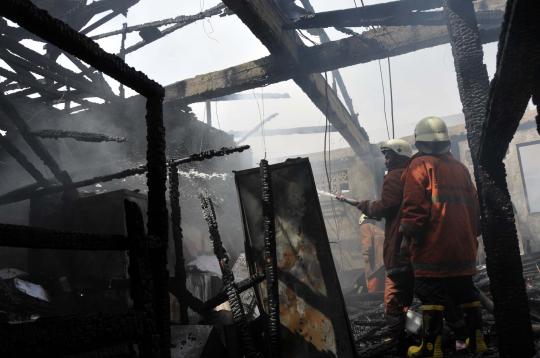 Kebakaran di Salemba, 1 orang tewas & puluhan rumah hangus