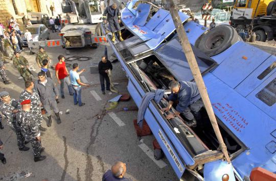 Sebuah bus terbalik, 9 orang tewas & puluhan luka-luka