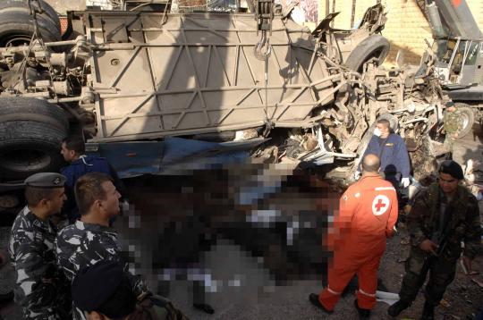 Sebuah bus terbalik, 9 orang tewas & puluhan luka-luka