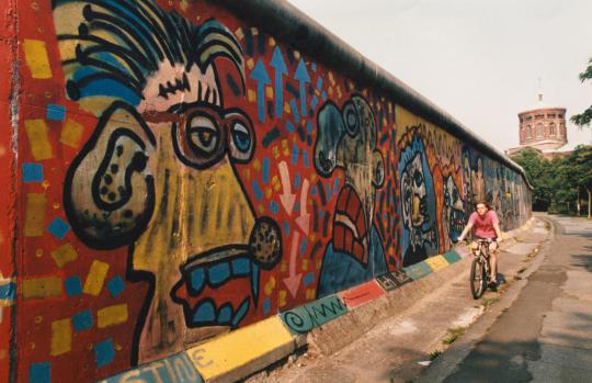 Berbagai karya mural warnai dinding tembok Berlin