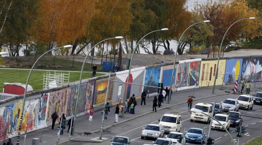 Berbagai karya mural warnai dinding tembok Berlin