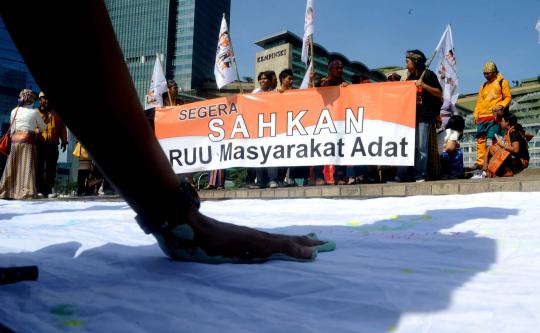 Aliansi Masyarakat Adat Nusantara menggelar aksi di Bundaran HI