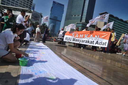 Aliansi Masyarakat Adat Nusantara menggelar aksi di Bundaran HI