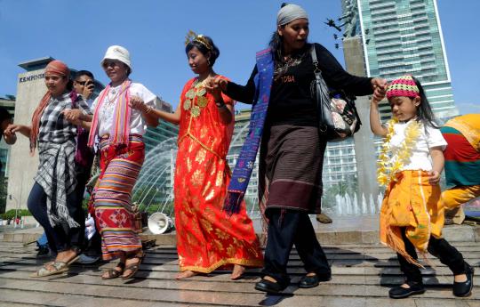Aliansi Masyarakat Adat Nusantara menggelar aksi di Bundaran HI