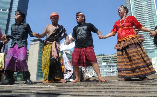 Aliansi Masyarakat Adat Nusantara menggelar aksi di Bundaran HI