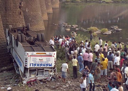 Bus jatuh dari jembatan, 37 penumpang tewas & 15 luka parah
