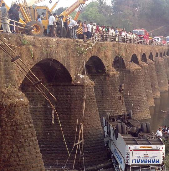 Bus jatuh dari jembatan, 37 penumpang tewas & 15 luka parah