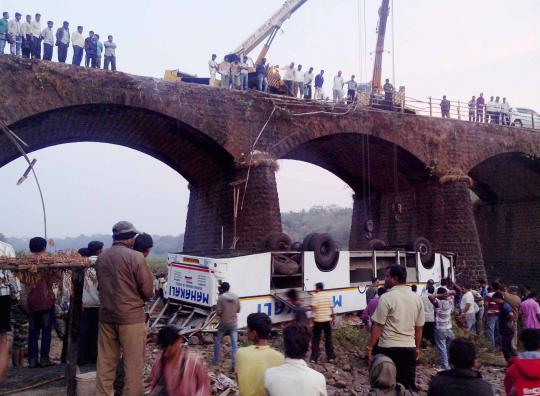 Bus jatuh dari jembatan, 37 penumpang tewas & 15 luka parah