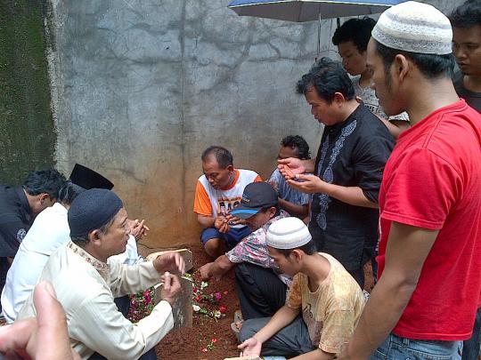 Isak tangis keluarga selimuti pemakaman Dara