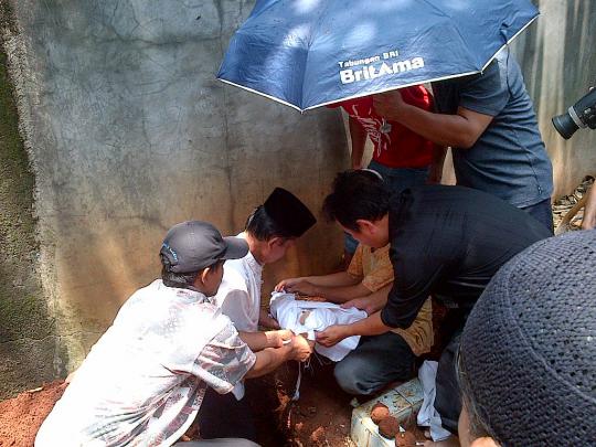 Isak tangis keluarga selimuti pemakaman Dara