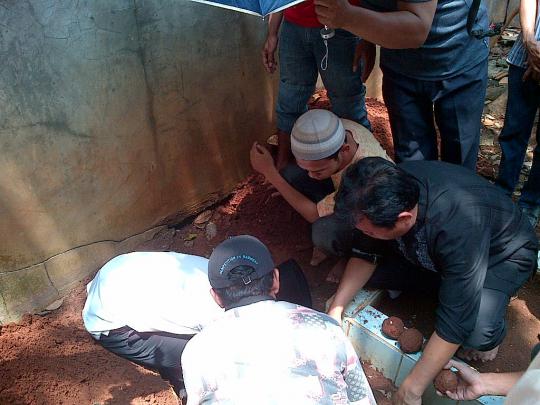 Isak tangis keluarga selimuti pemakaman Dara