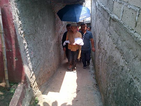 Isak tangis keluarga selimuti pemakaman Dara