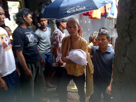Isak tangis keluarga selimuti pemakaman Dara