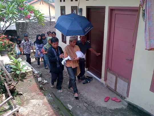 Isak tangis keluarga selimuti pemakaman Dara