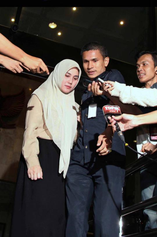 Istri kedua Djoko Susilo tetap bungkam usai diperiksa KPK