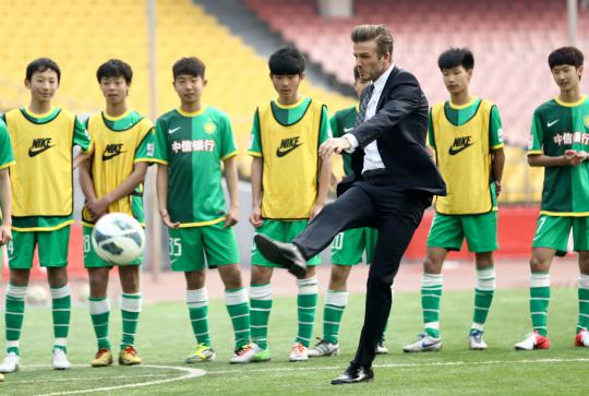 Beckham latih pemain muda China pakai seragam jas