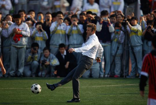 Beckham latih pemain muda China pakai seragam jas