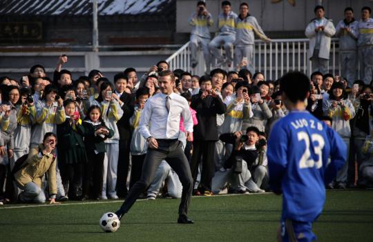 Beckham latih pemain muda China pakai seragam jas