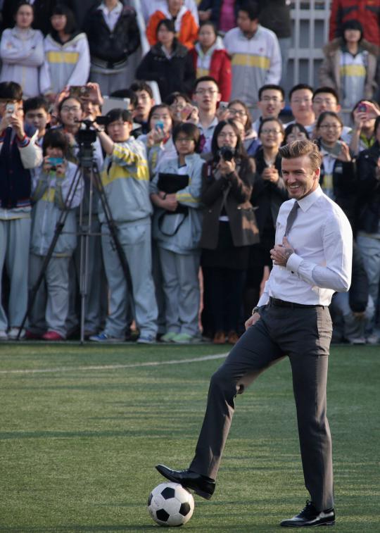 Beckham latih pemain muda China pakai seragam jas