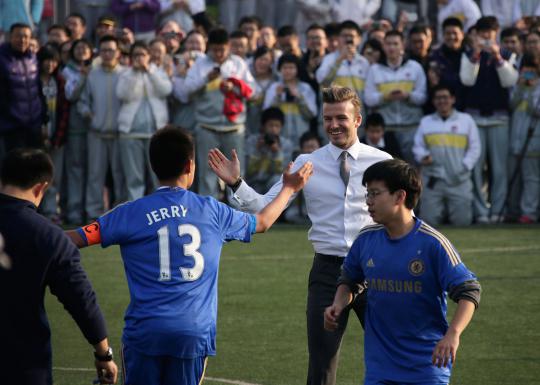 Beckham latih pemain muda China pakai seragam jas