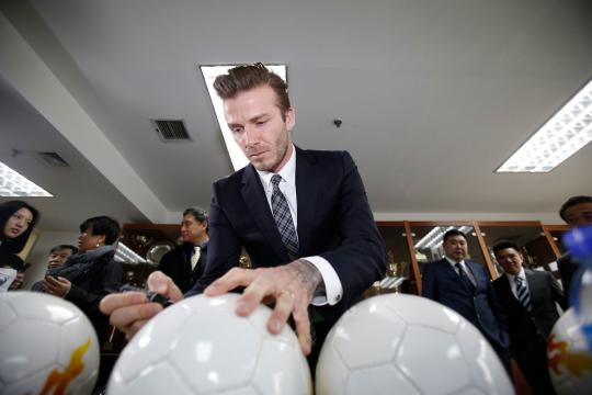 Beckham latih pemain muda China pakai seragam jas