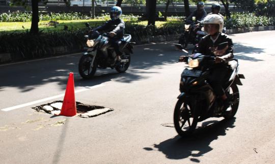 Lubang membahayakan di tengah ruas jalan kawasan Senayan