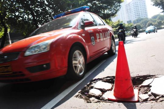 Lubang membahayakan di tengah ruas jalan kawasan Senayan