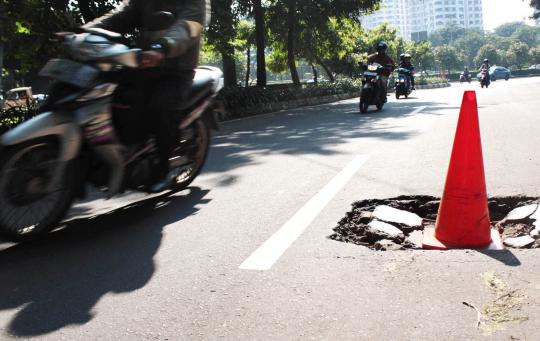 Lubang membahayakan di tengah ruas jalan kawasan Senayan