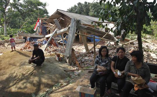 Belum miliki izin bangunan, sebuah gereja di Bekasi dihancurkan