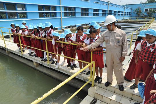 Murid SD belajar instalasi air bersih di Palyja