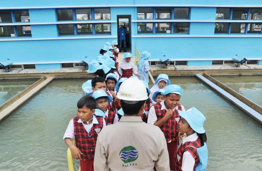 Murid SD belajar instalasi air bersih di Palyja