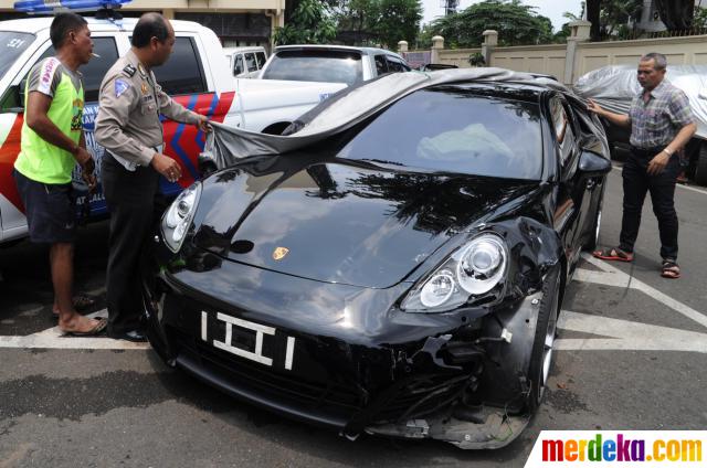 Foto Kondisi Porsche mewah  dan Daihatsu Sirion pasca 