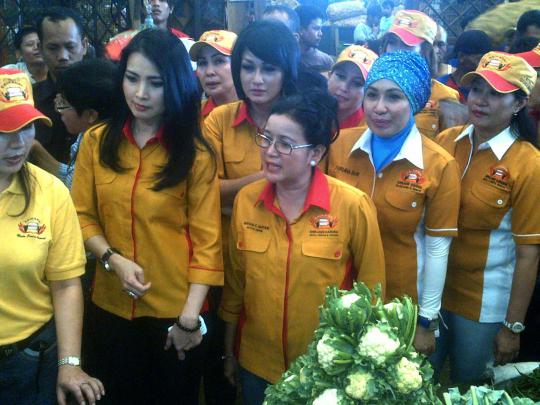 Pantau harga bawang, Srikandi Hanura tinjau Pasar Kramat Jati