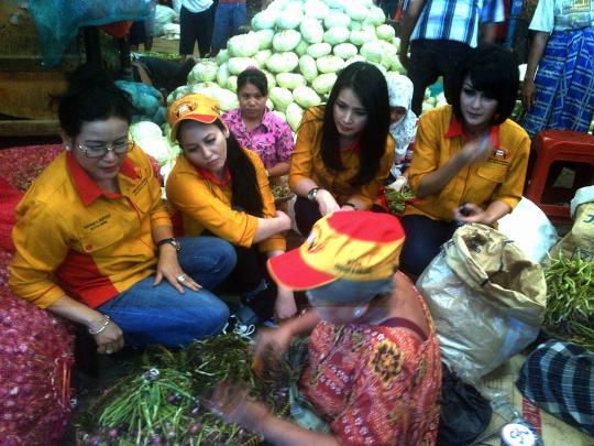 Pantau harga bawang, Srikandi Hanura tinjau Pasar Kramat Jati