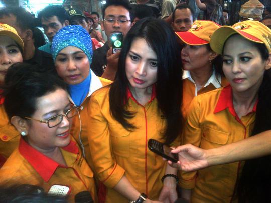 Pantau harga bawang, Srikandi Hanura tinjau Pasar Kramat Jati