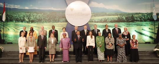 Presiden SBY foto bersama para peserta High Level Panel
