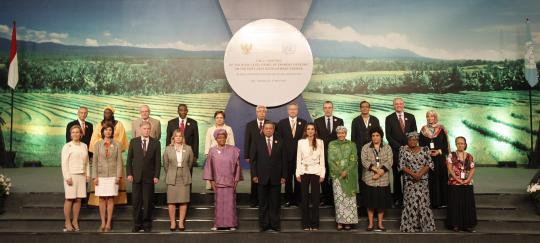 Presiden SBY foto bersama para peserta High Level Panel